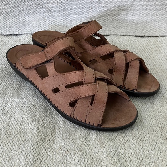 Easy Spirit women’s size 10 (fits like. 9.5 in my opinion) Tan Leather Sandals - Picture 1 of 16